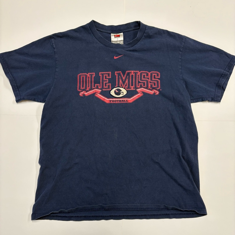 Vintage Nike Team Tag Ole Miss Football T-Shirt Men’s Medium Center Swoosh Navy